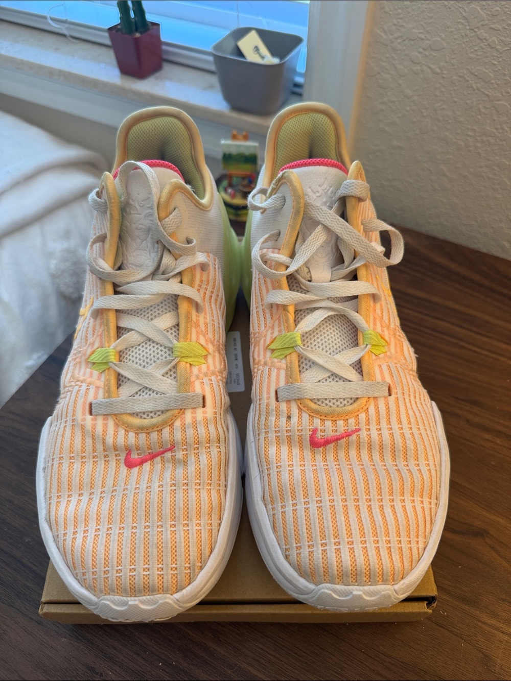 Nike LeBron Witness 6 Melon Tint, Size 10.5 Mens  
Unisex shoe